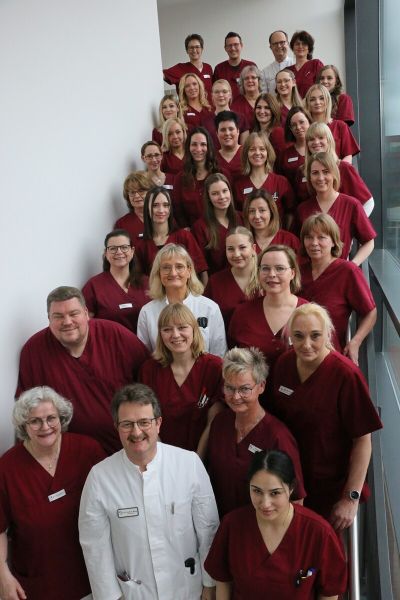 Das gesamte Team des Nierenzentrum Ammerland im Treppenhaus