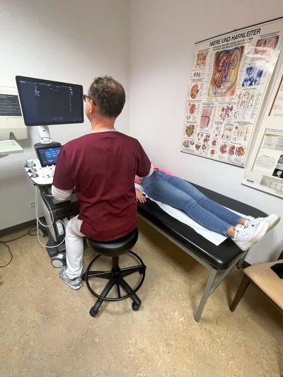 Ein Arzt führt eine Sonographie durch